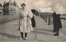 FRANCE - Les Sables D'Olonne - Une Femme En Costume De Bal Se Rendant Au Casino Des Pins - Carte Postale Ancienne - Sables D'Olonne