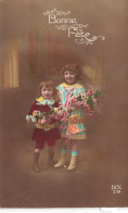 ENFANTS - Bonne Fête - Deux Enfants Avec Des Fleurs Dans Les Bras - Colorisé - Carte Postale Ancienne - Andere & Zonder Classificatie