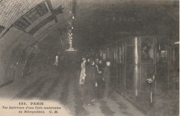 PARIS Vue Intérieure D'une Gare Souterraine Du Métropolitain - Métro