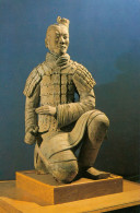 CPM-Chine*L'armée De Terre Cuite, Bīngmǎ Yǒng,figurines De Guerriers* CLAY Kneeling ARCHER* 2 Scans - Chine