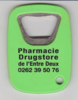 DECAPSULEUR VINTAGE - ILE DE LA REUNION - PHARMACIE DRUGSTORE - COMMUNE DE L' ENTRE-DEUX - METAL ET PLASTIQUE DUR - Destapador/abrebotellas