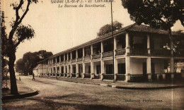 Afrique     Guinée  -  CONAKRY   Le Bureau Du Secrétariat - Guinée Française