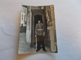 GUARD AT HENRY VIII Th GATE WINDSOR CASTLE ( ENGLAND ANGLETERRE ) GUARD EN GROS PLAN 1958 TIMBRE QUEEN - Windsor Castle