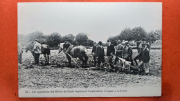 Delcampe - CPA (49)  Une Application Des élèves De L'école Supérieure D'Agriculture D'Angers à La Ferme.   (3A.n°719) - Schulen