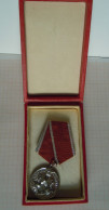 Bulgaria Bulgarie Bulgarien, Bulgarian 1970s Order, Medal For Labor Distinction With Original Box (ds1164) - Sonstige & Ohne Zuordnung