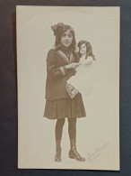 CARTE PHOTO JEUNE FILLE ET POUPÉE/ DOLL - Jeux Et Jouets