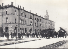 EISENBAHN FOTO: Bahnbedienstete (gesamte Belegschaft) Vor Bahnhof Mit 2 Dampflokomotiven, Um 1930 - Ferrocarril