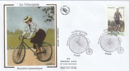 2011 " LE VELOCIPEDE :  BICYCLETTE A PNEUMATIQUES " Sur Enveloppe 1er Jour. N° YT 4555. Parfait état. FDC à Saisir !!! - Radsport