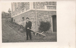 CARTE PHOTO - Homme Avec Une Brouette - Carte Postale Ancienne - Photographie