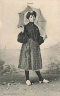 FRANCE - Aux Sables D'Olonne - Une Sablaise Tenant Un Parapluie - Carte Postale Ancienne - Sables D'Olonne