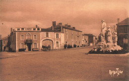 Ste Hermine * La Place Georges Clémenceau * Café De La Gare - Sainte Hermine