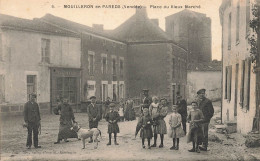 Mouilleron En Pareds * La Place Du Vieux Marché * Pharmacie * Villageois - Mouilleron En Pareds