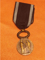 ATTRIBUEE 1933 MEDAILLE MINISTERE TRAVAIL, PREVOYANCE SOCIALE SOCIETE SECOURS MUTUELS, FRANCE - Francia