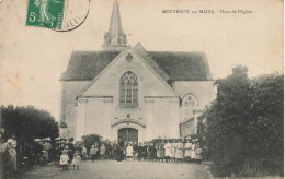 Montreuil Sur Maine * La Place De L'église Du Village * Villageois - Andere & Zonder Classificatie