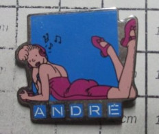 712E  Pin's Pins / Beau Et Rare / PIN-UPS / BLONDE EN ROBE MOULANTE ET CHAUSSURES NULLES ANDRE Par MIRANDE - Pin-ups