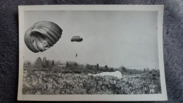 PHOTO FORMAT CP REPRESENTANT ATTERRISSAGE D UN PARACHUTISTE ECRIT A PAU - Parachutisme