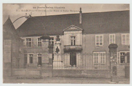 70 - Haute Saône /  SAINT LOUP Sur SEMOUSE -- La Mairie Et Statue Marquiset. - Saint-Loup-sur-Semouse