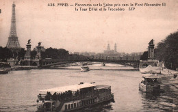 20475  PARIS  Panorama Sur La Seine Pont Alexandre III La Tour Eiffel Et Le Trocadéro ( Péniches Bateaux) ( 2 Scans) 75 - El Sena Y Sus Bordes