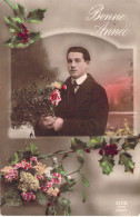 FANTAISIE - Bonne Année - Nouvel An - Homme Avec Des Fleurs En Main - Carte Postale Ancienne - Nouvel An