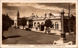 22-11-2023 (3 V 6) Australia - Very Old - Sepia - Inverell Soldier Memorial & Town Hall (written 1943) - Autres & Non Classés