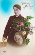 FANTAISIE - Bonne Année - Nouvel An - Homme Avec Des Fleurs En Main - Carte Postale Ancienne - Nouvel An