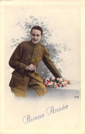 FANTAISIE - Bonne Année - Nouvel An - Militaire Avec Des Fleurs En Main - Carte Postale Ancienne - Nouvel An