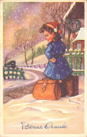 FANTAISIE - Bonne Année - Nouvel An - Jeune Fille Avec Des Valises Attendant Un Train - Carte Postale Ancienne - Nouvel An