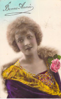 FANTAISIE - Bonne Année - Nouvel An - Femme Avec Un Col Jaune Et Robe Mauve - Carte Postale Ancienne - New Year