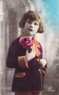 FANTAISIE - Bonne Année - Nouvel An - Enfant Habillé En Mauve Et Orange - Carte Postale Ancienne - Nouvel An