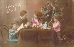 FANTAISIE - Bonne Année - Nouvel An - Famille Au Repas De Noel  - Carte Postale Ancienne - Nouvel An