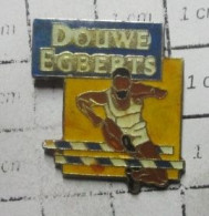 712E Pin's Pins / Beau Et Rare / SPORTS / ATHLETISME COURSE DE HAIES DOUWE EGBERTS - Gymnastique