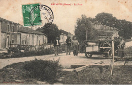 Lavallée * 1908 * La Place Du Village * Attelage Et Machine Agricole * Villageois - Autres & Non Classés