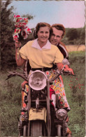 COUPLE - Promenade En Moto  - Colorisé - Carte Postale - Paare