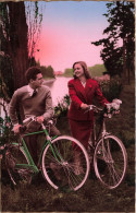 COUPLE - Promenade En Vélos  - Colorisé - Carte Postale - Paare