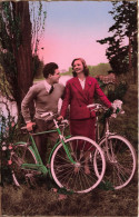 COUPLE - Promenade En Vélos  - Colorisé - Carte Postale - Paare