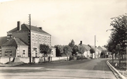 Bouges * Carrefour De L'école , Route De Levroux * école Groupe Scolaire Village - Autres & Non Classés