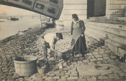 PARIS  ( Scenes Parisiennes )  TONDEUR DE CHIENS La Toilette Apres La Tonte - Straßenhandel Und Kleingewerbe