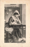 MODE - Une Femme Assise écrivant Une Lettre - Carte Postale Ancienne - Moda