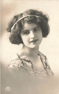 MODE -Portrait D'une Femme Avec Un Ornement Sur Ses Cheveux Courts - Carte Postale Ancienne - Moda