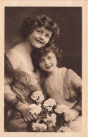 ENFANTS - Deux Soeurs Tenant Un Bouquet De Fleurs - Carte Postale Ancienne - Groepen Kinderen En Familie