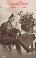 MILITARIA - Un Homme En Uniforme De Militaire Assis, Tenant Un Verre - Vive La Classe - Carte Postale Ancienne - Uniformen