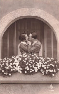 COUPLE - Un Baiser Au Balcon - Carte Postale Ancienne - Couples