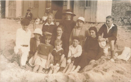 ENFANTS - Groupes D'enfants & Familles - Dans Le Sable - Carte Postale Ancienne - Gruppen Von Kindern Und Familien