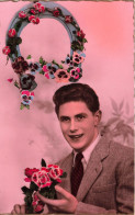 FANTAISIES - Un Homme Tenant Un Bouquet De Fleurs - Colorisé - Carte Postale Ancienne - Mannen