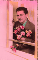 FANTAISIES - Un Homme Tenant Un Bouquet De Fleurs à La Fenêtre - Colorisé - Carte Postale Ancienne - Men