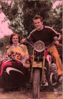 COUPLE - Promenade En Moto - Colorisé - Carte Postale Ancienne - Paare