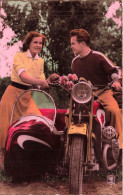 COUPLE - Promenade En Moto - Colorisé - Carte Postale Ancienne - Couples