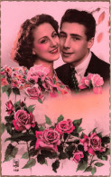 COUPLE - Un Couple Heureux Entouré De Roses - Colorisé - Carte Postale Ancienne - Couples