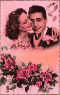COUPLE - Un Couple Heureux Entouré De Roses - Colorisé - Carte Postale Ancienne - Couples