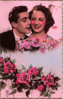 COUPLE - Un Couple Heureux Entouré De Roses - Colorisé - Carte Postale Ancienne - Couples